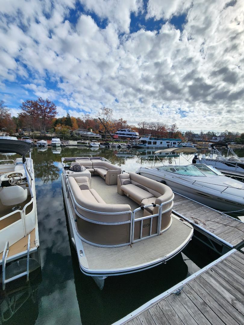 Harris Sun-Cruiser pontoon rental on Lake Murray