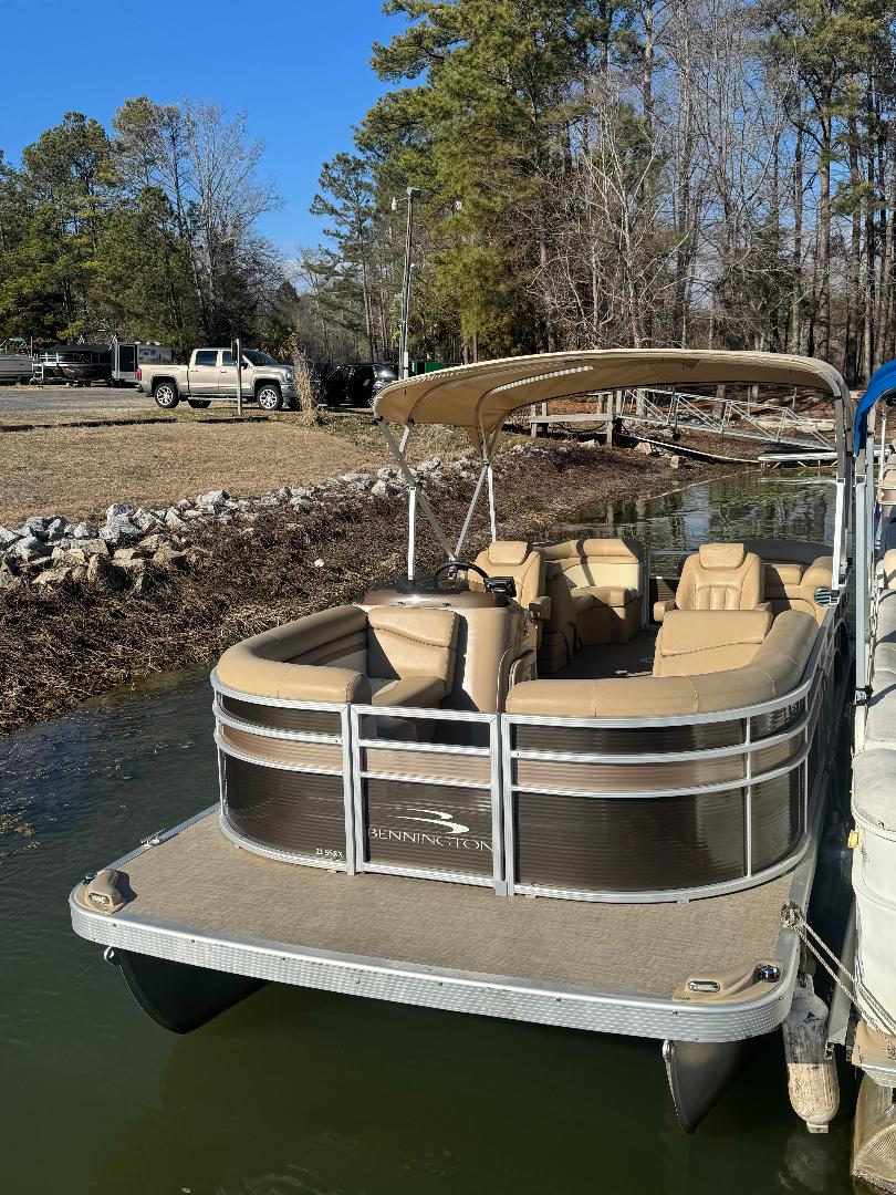 Bennington FunCruiser pontoon rental on Lake Murray